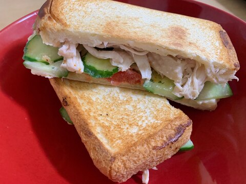 茹で鶏きゅうりトマトチーズのホットサンド